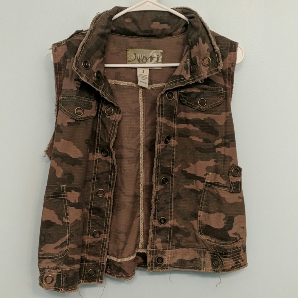 EUC Camo hooded vest